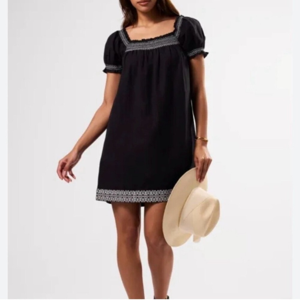 Amour Vert Black Square-Neck Embroidered Mini Dress women XS